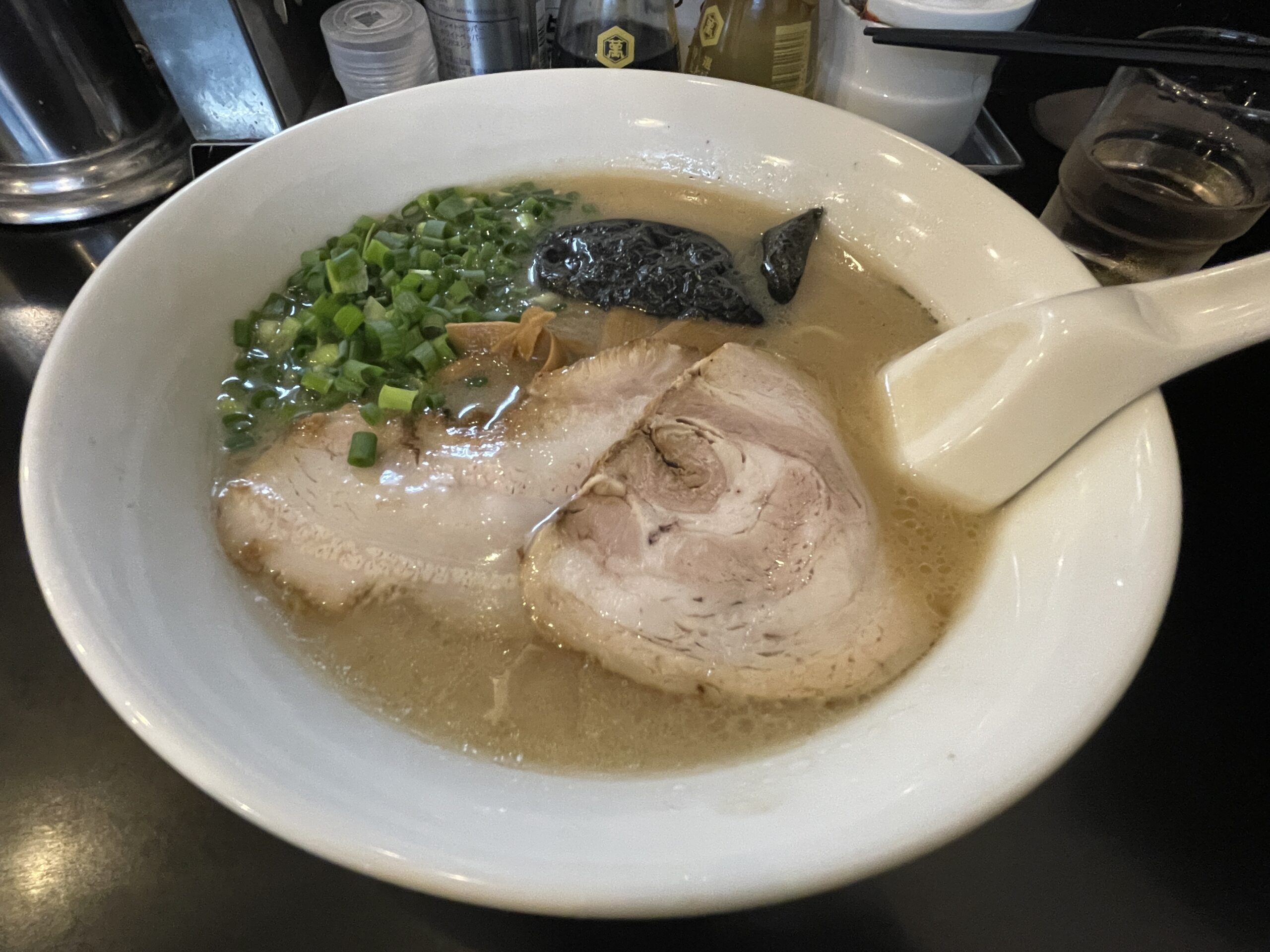 三茶 ラーメン 茂木ラーメン茂木
三軒茶屋で大きなワンタンとチャーシューが自慢